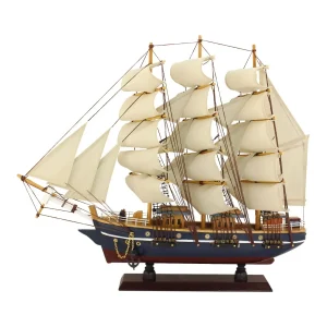 Klassisches Segelschiff aus Holz mit Stoffsegeln