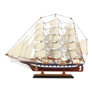 Elegantes Segelschiff aus Holz mit Stoffsegeln