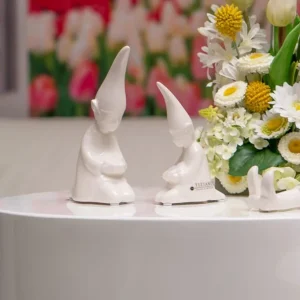 Tiziano Wichtel Laurin mit Blume knieend